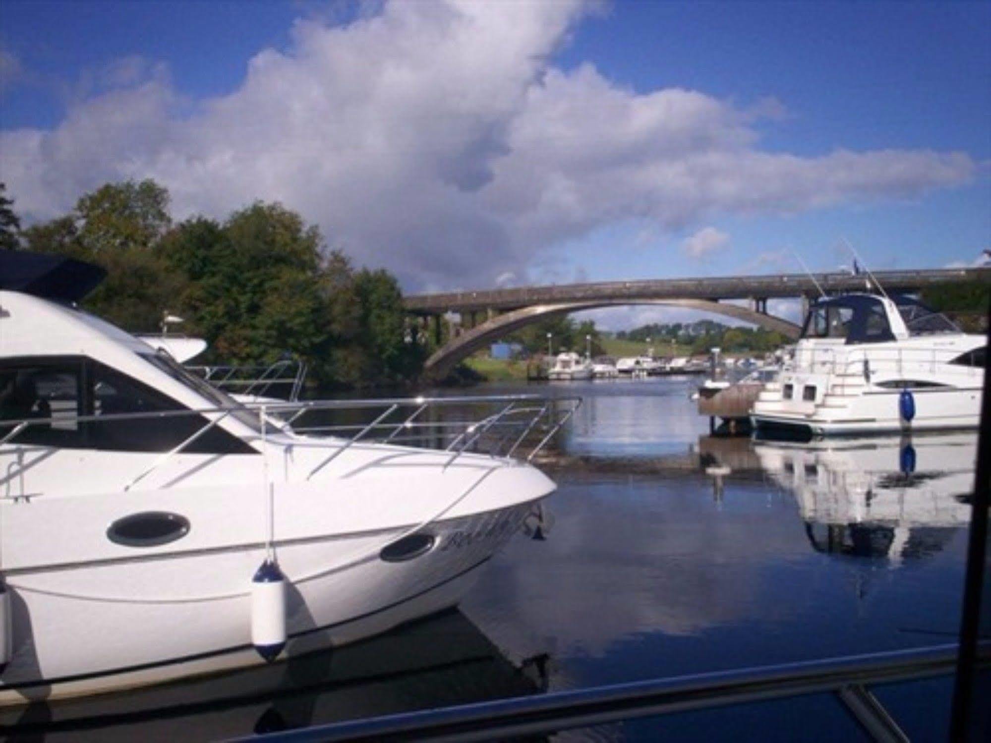 Carrybridge Lakeside Lodge Enniskillen Exterior photo