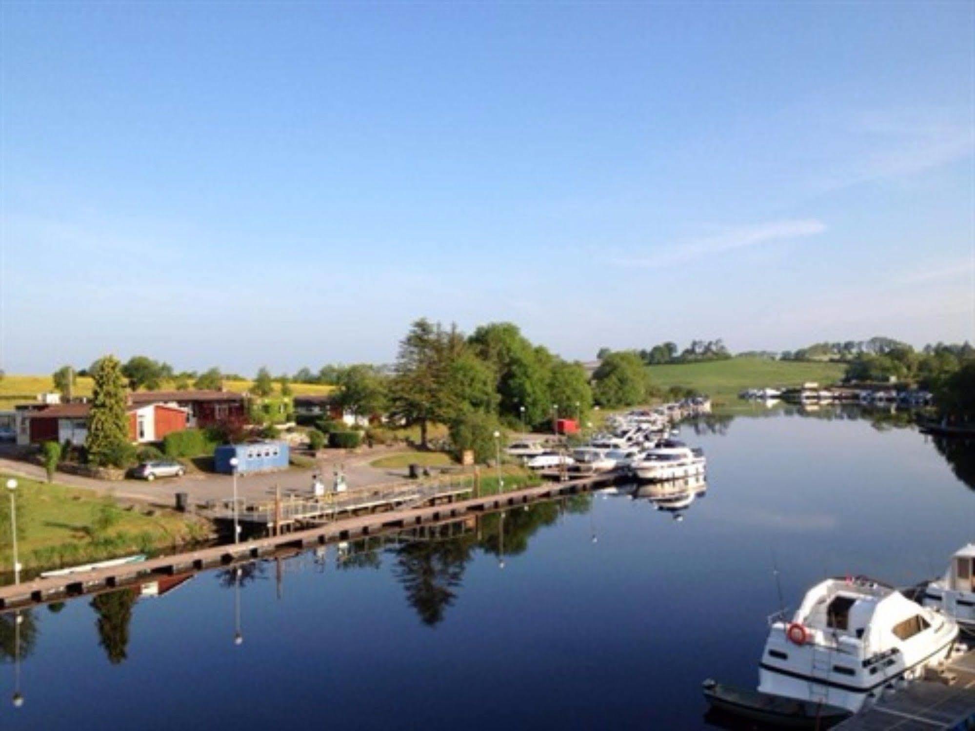 Carrybridge Lakeside Lodge Enniskillen Exterior photo